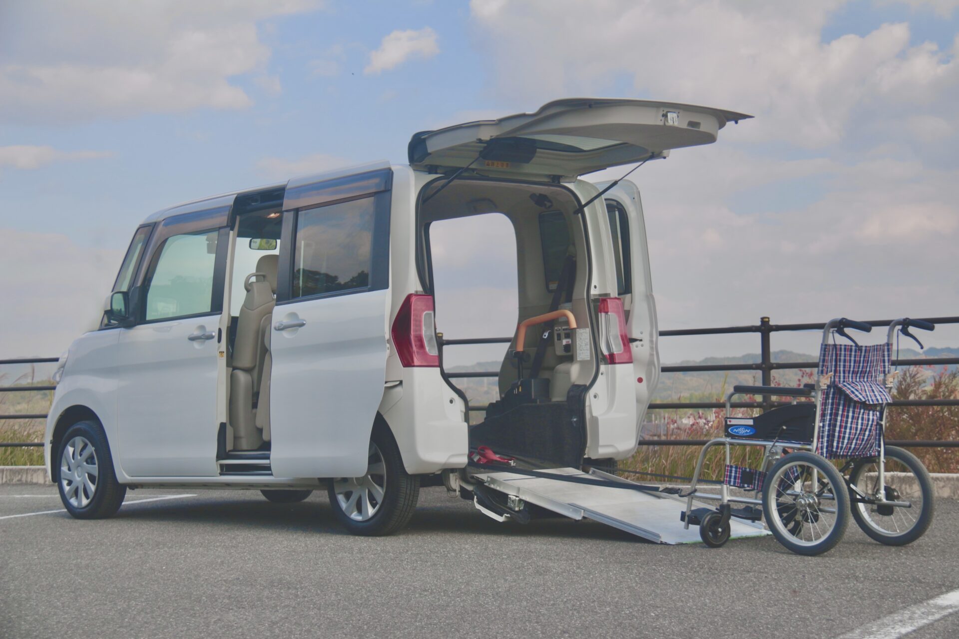 スロープ付き福祉車両